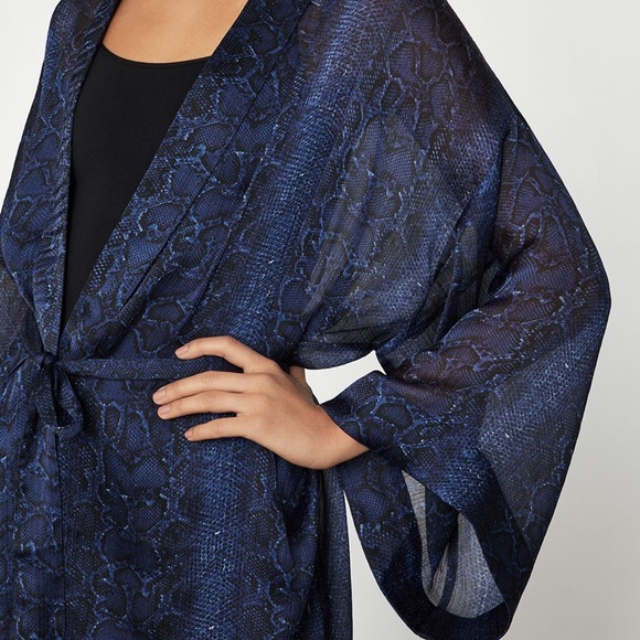New BCBGMaxAzria Gift Python Print Robe - Picture 5 of 5